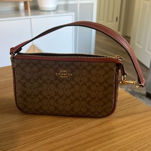 Coach Wristlet In Signature Canvas In Gold/Lt Khaki/Lt Saddle.